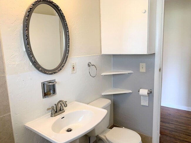 Building Photo - Cozy 2 bedroom home
