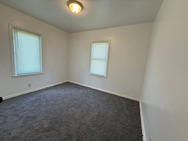 Building Photo - Refreshed 2 Bed, 1 Bath Home