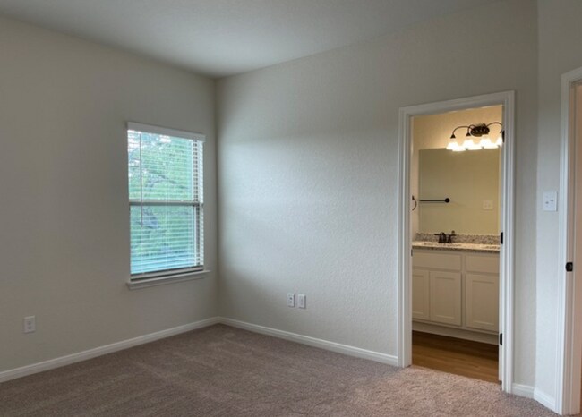 Building Photo - 2206 Sandlewood Cv