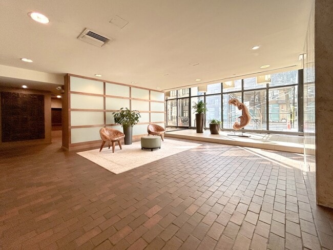 Building Photo - 5445 N Sheridan Rd