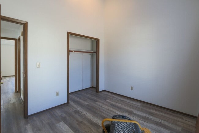 Building Photo - {8515} Walking distance to South Lake Park + 2 Car Attached Garage + Deck!