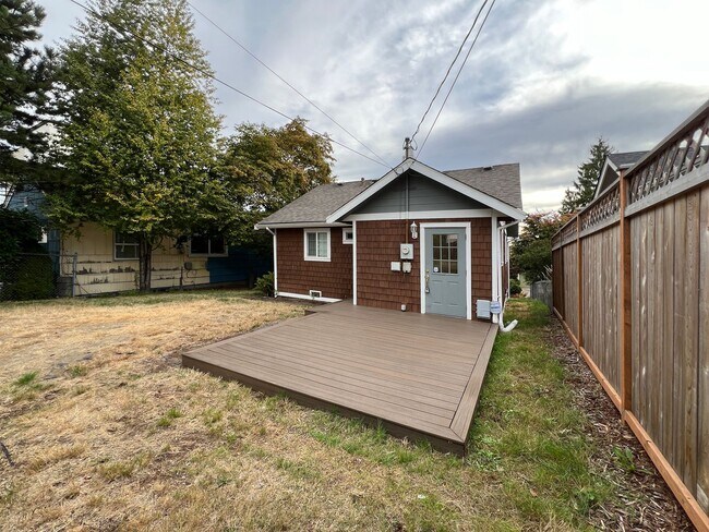 Building Photo - Charming and updated 2 bedroom, 1 bath bun...
