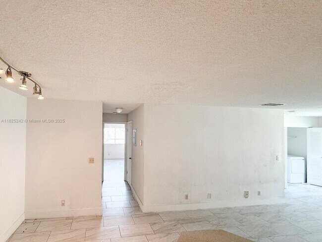 Building Photo - 3440 Pinewalk Dr N