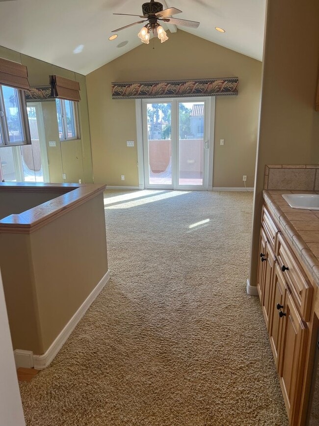 Building Photo - Custom home 1 block to ocean