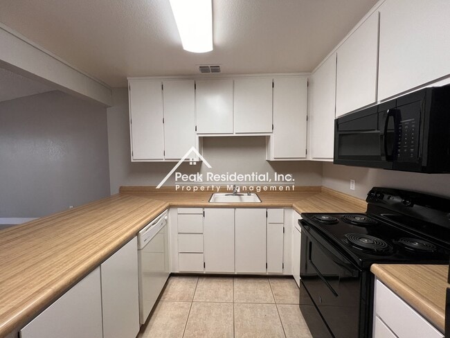 Building Photo - Nice Sacramento 2bd/1ba Halfplex!