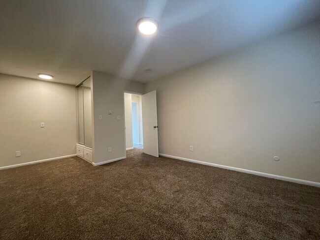 Building Photo - Spacious Montavilla 2 Bedroom Upstairs Uni...