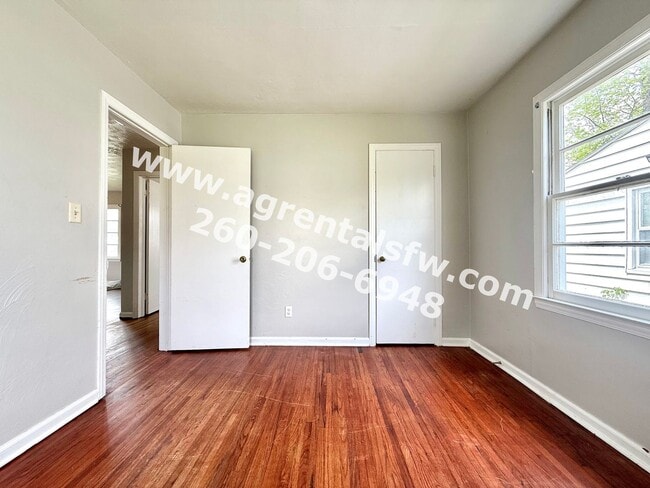 Building Photo - 2 Bedroom House