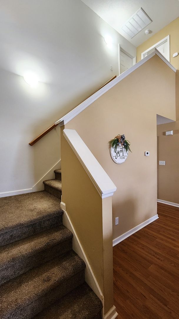 Building Photo - Beautiful 3 bed 2 1/2 bath townhome in a g...