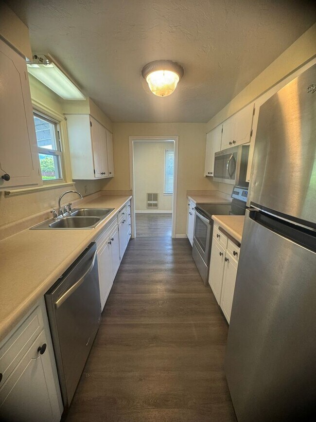 Building Photo - 3-Bedroom, 1-Bath Home In The Cal Young Ar...