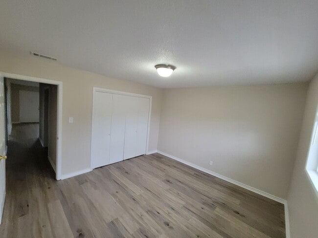 Building Photo - Newly Renovated 2B/1B Apartment Available in Lake Charles
