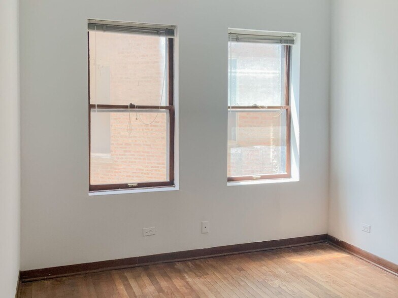 Building Photo - 877 W Lill Ave