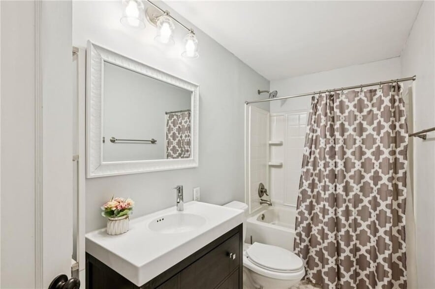 Building Photo - 1136 Gilbert St SE