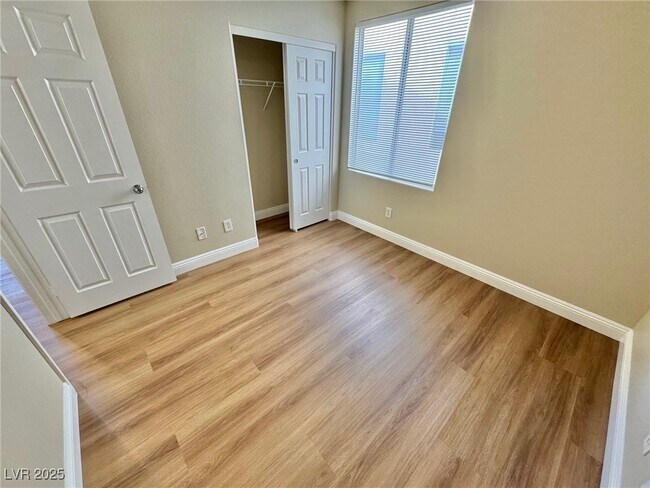 Building Photo - 10992 Scotch Rose St