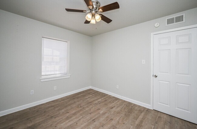 Building Photo - 1518 East Ave