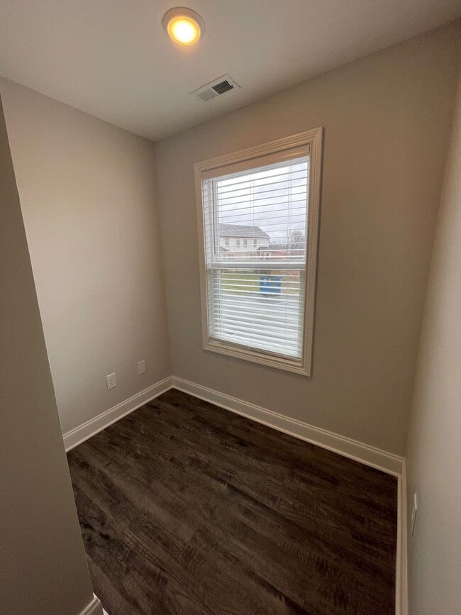 Building Photo - 2 Bed/2.5 Bath Townhome with Garage (Water/Sewer/Trash Included)