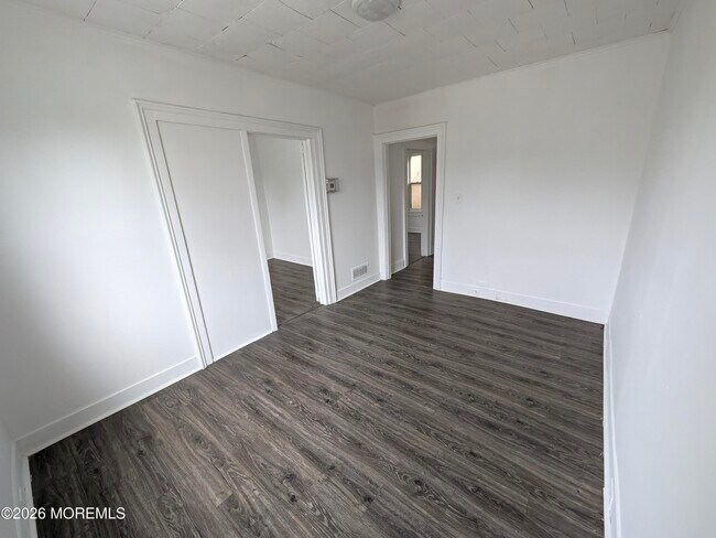Building Photo - 121 Kossuth St