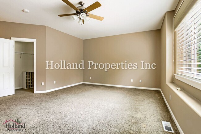 Building Photo - 4949 SW 141st Ave