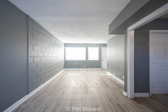 Building Photo - Cozy 2 Bed, 1 Bath Apartment in Indianapol...