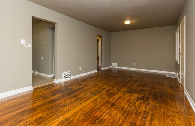 Building Photo - Adorable 2 Bedroom 1 Bath Home