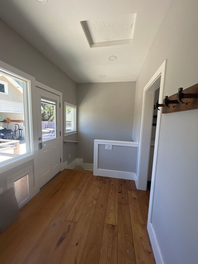 Building Photo - Charming Two bedroom Home