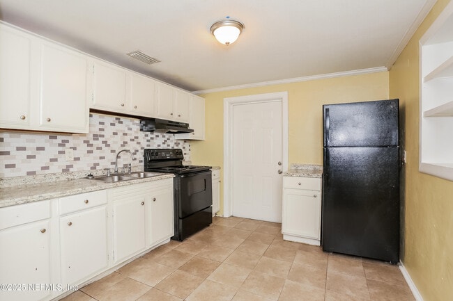 Building Photo - 10410 Wooster Dr