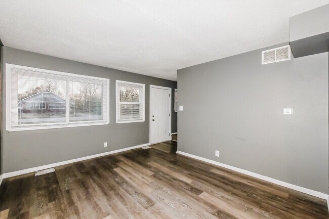 Building Photo - Charming 2 Bed, 1 Bath Apartment in Indianapolis - Don't Miss Out!