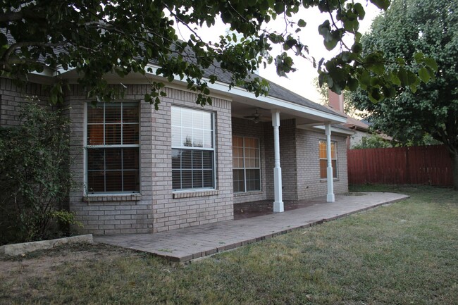 Building Photo - 3 BEDROOM PLUS A STUDY