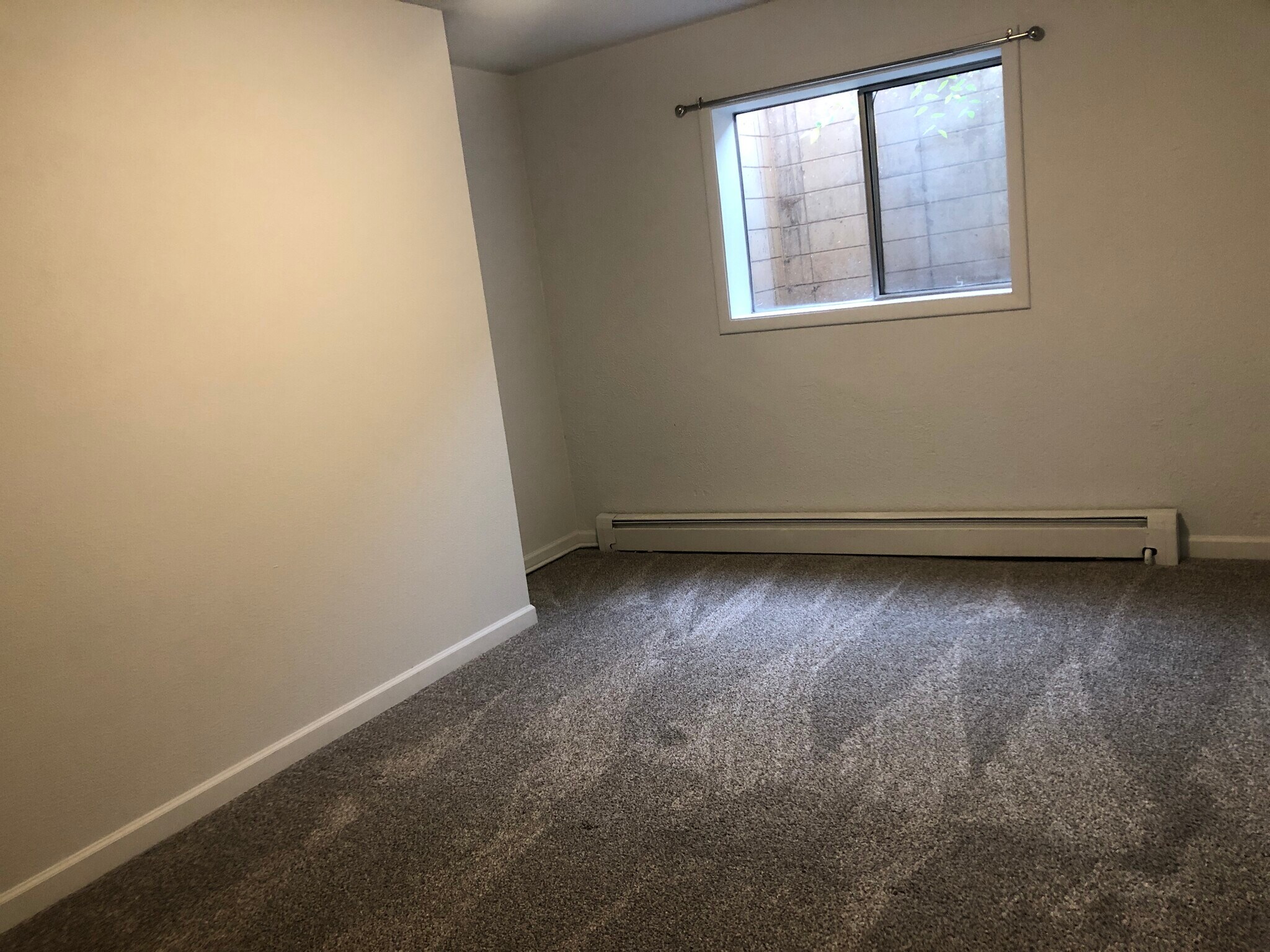 Building Photo - 1265 NE Hillside Dr