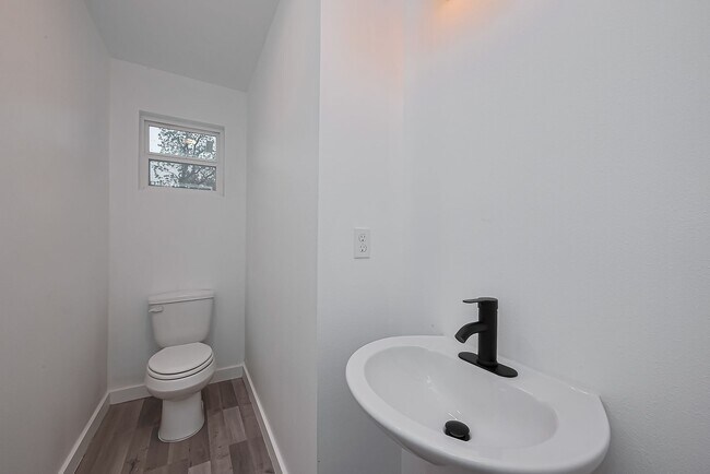 Building Photo - AFFORDABLE 4BD/2.5BA SINGLE HOUSE!