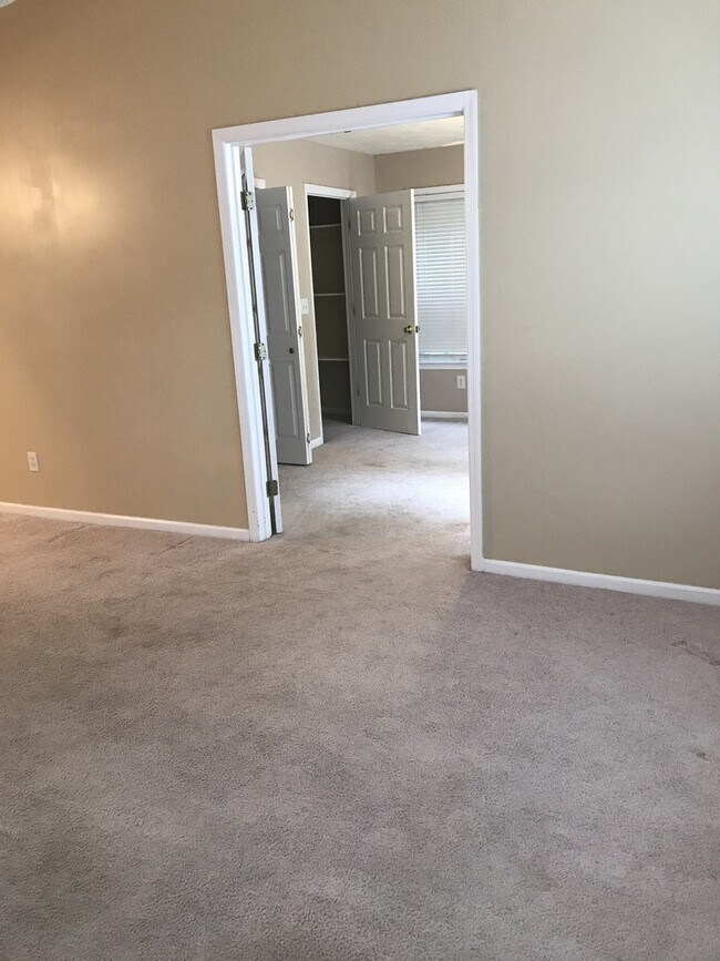 Building Photo - 2 Bed, 1 Bath Condo