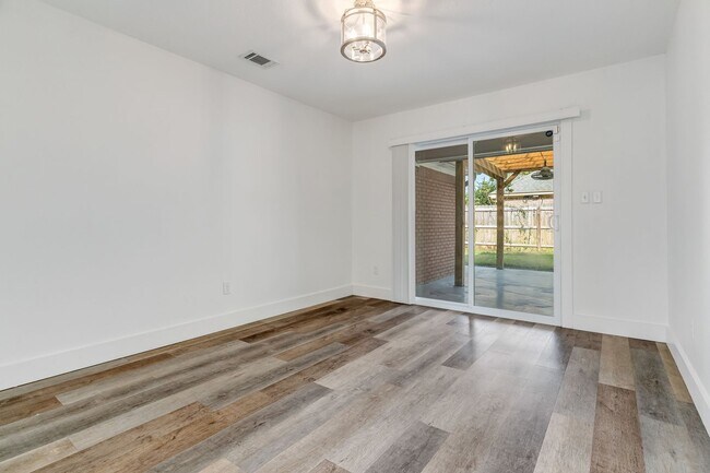 Building Photo - Beautifully Updated Home in Navarre!