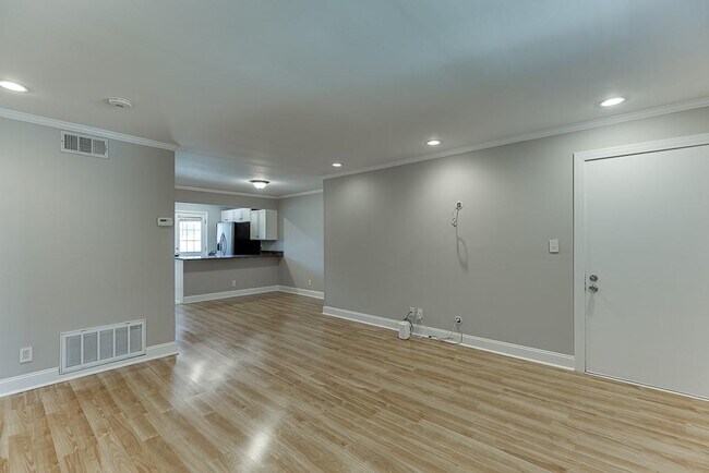 Building Photo - 4282 Roswell Rd