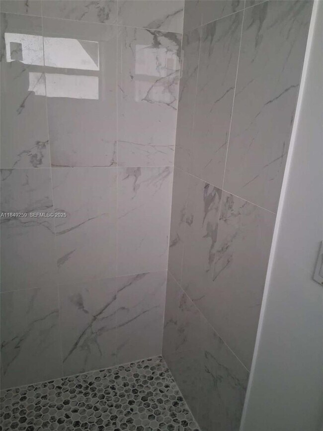 Building Photo - 400 NE 161st St