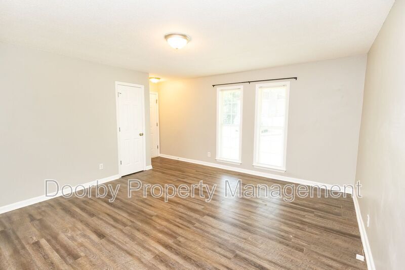 Building Photo - 901 Forest Dale Ln