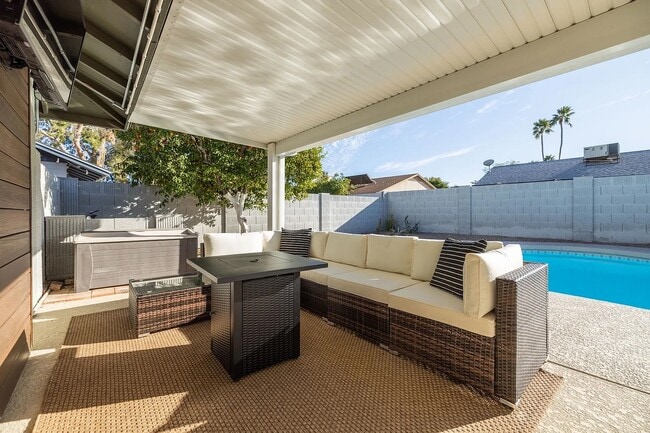 Building Photo - 709 W Vaughn St