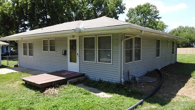 Building Photo - 4 bed 2 bath for Rent in Roeland Park, KS