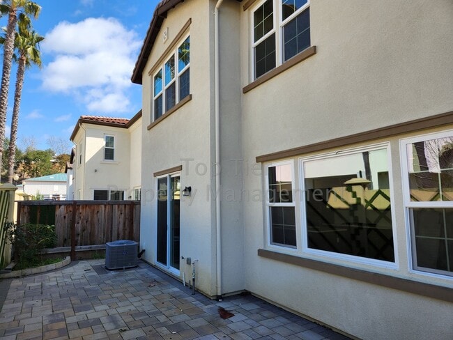 Building Photo - ***Spectacular 2-Story 4 bed, 2.5 bath, 2,...
