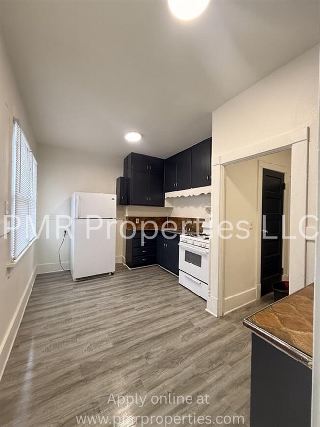 Building Photo - 902 5th Ave