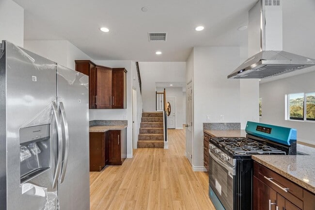 Building Photo - 5 Bedroom house with view