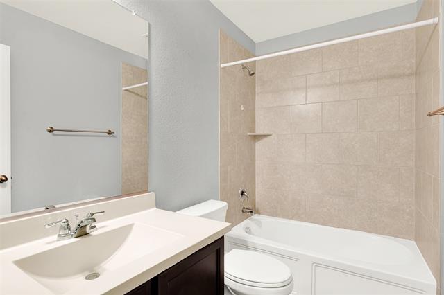 Building Photo - 806 Spruce Ln