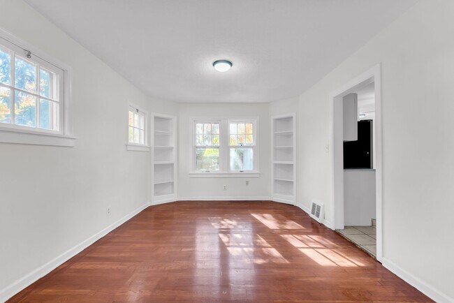 Building Photo - Beautiful Home in the Heart of Cleveland H...