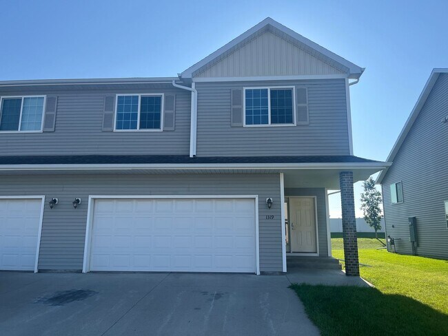 Building Photo - 3 Bed 3 Bath Twin Home