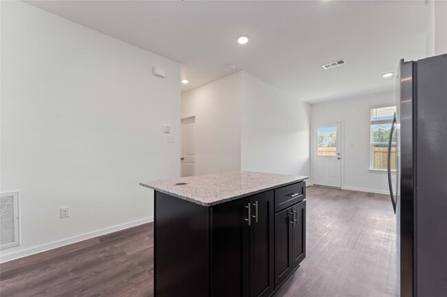 Building Photo - 24649 Cascade Haven Rd