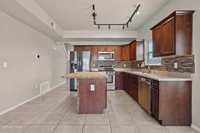 Building Photo - 3261 Garden Point Dr