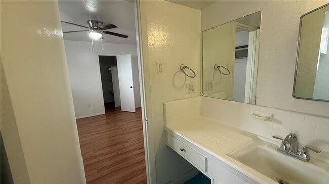 Building Photo - 1906 Binz St