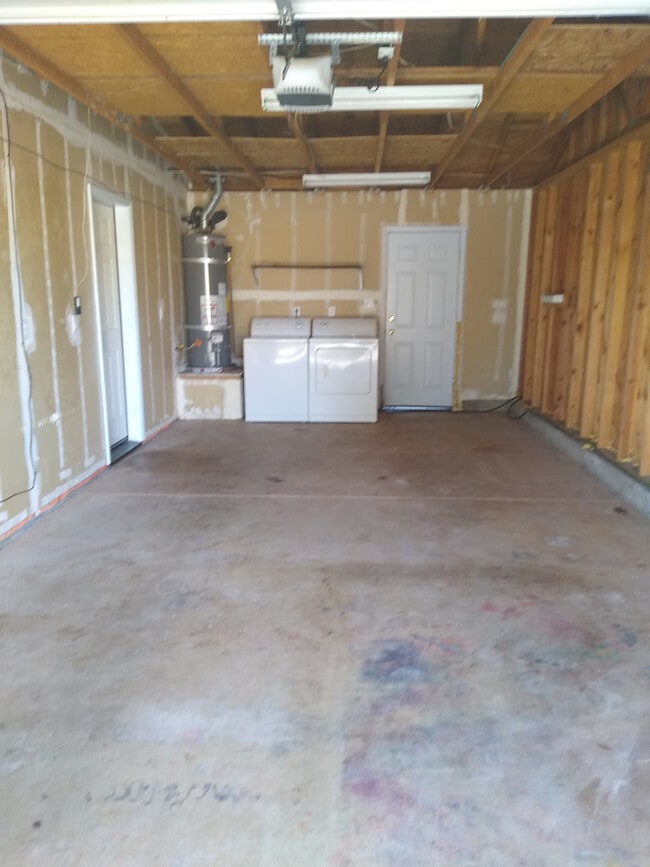 Building Photo - 2120 Country Club Dr