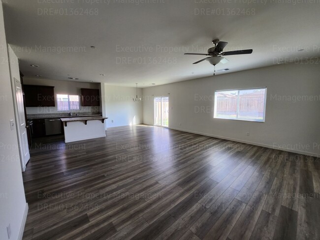 Building Photo - Modern 3 bedroom and 2 bathroom home with ...