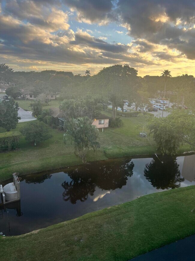 Building Photo - 14475 Strathmore Ln