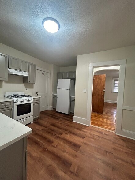 Building Photo - 8 Lakeville Rd