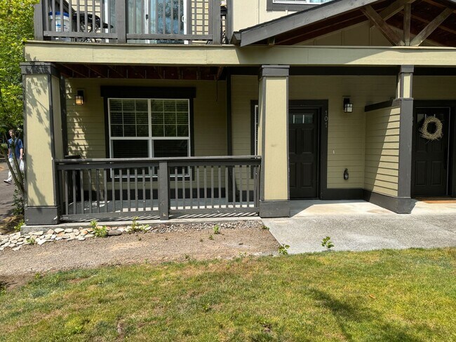 Building Photo - Beautiful 1br Condo in Sherwood. End unit ...
